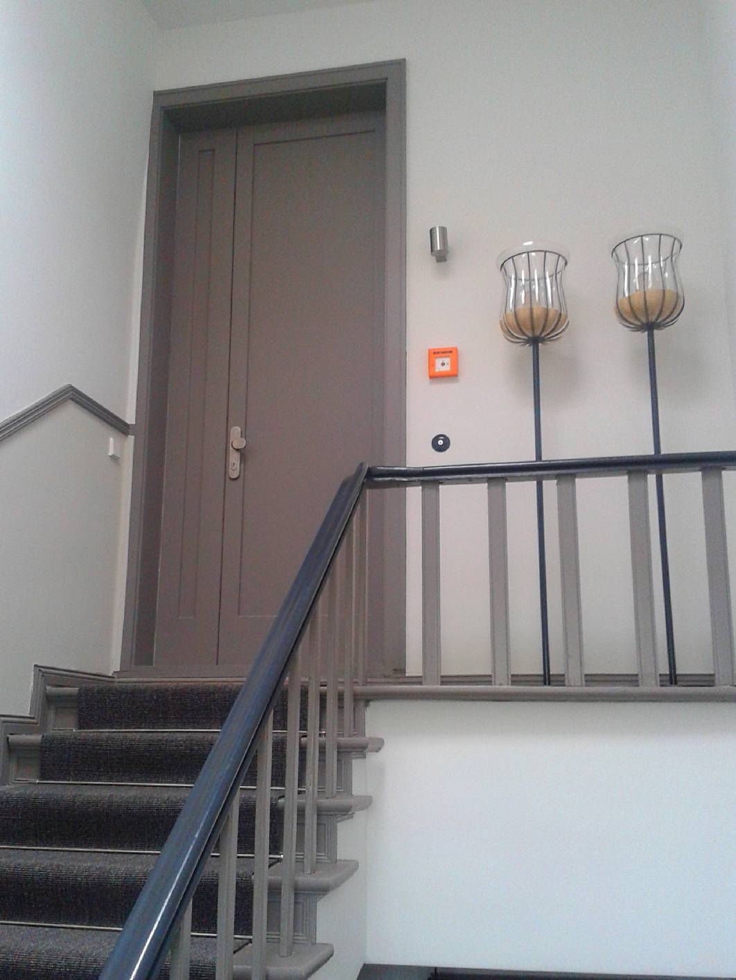 Das Haus in Berlin Prenzlauer Berg wurde bis zum modernisiert. Malermeister Norbert Schimpf hat die Malerarbeiten im vorderen und hinteren Treppenhaus ausgeführt. Wir führen im allgemeinen Restaurierung und Malerarbeiten im Treppenhaus aus. In diesem Treppenhaus wurden neben den Malerarbeiten auch Gestaltungsarbeiten wie eine Deckenmalerei in er Durchfahrt mit Schablone / Schablonen, Begleitstrich und Stuck angebracht. Als Schaltersystem wurden Schalter aus Bakelit gewählt.